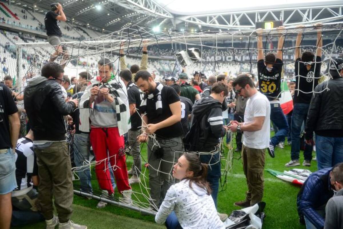 Jugadores de la Juventus recortan partes de la malla luego de ganar su 29° Scudetto frente a Palermo AFP OLIVIER MORIN