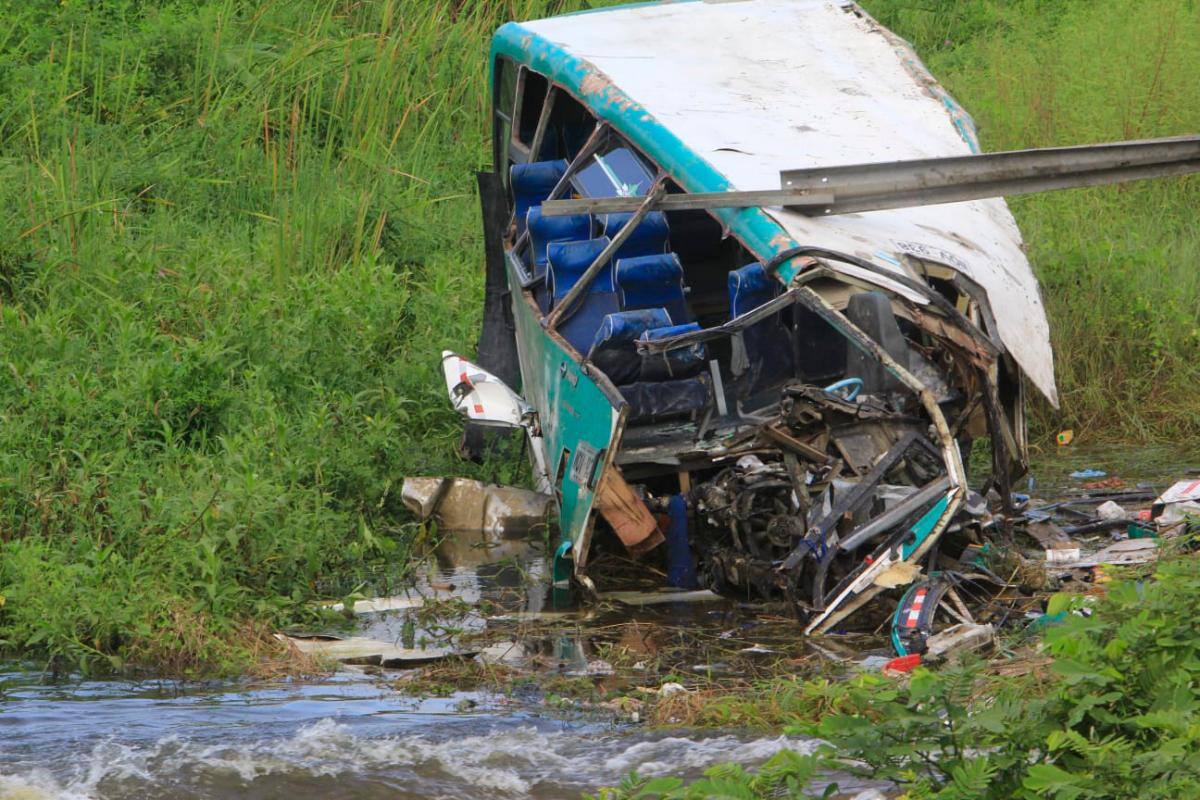 Video: así amaneció la escena del accidente de bus en Gambote
