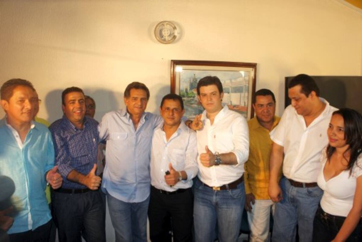 Dirigentes como Roberto Tirado, Musa Besaile, Julio Manzur, Antonio Correa y Armando Herrera acompañaron al candidato.