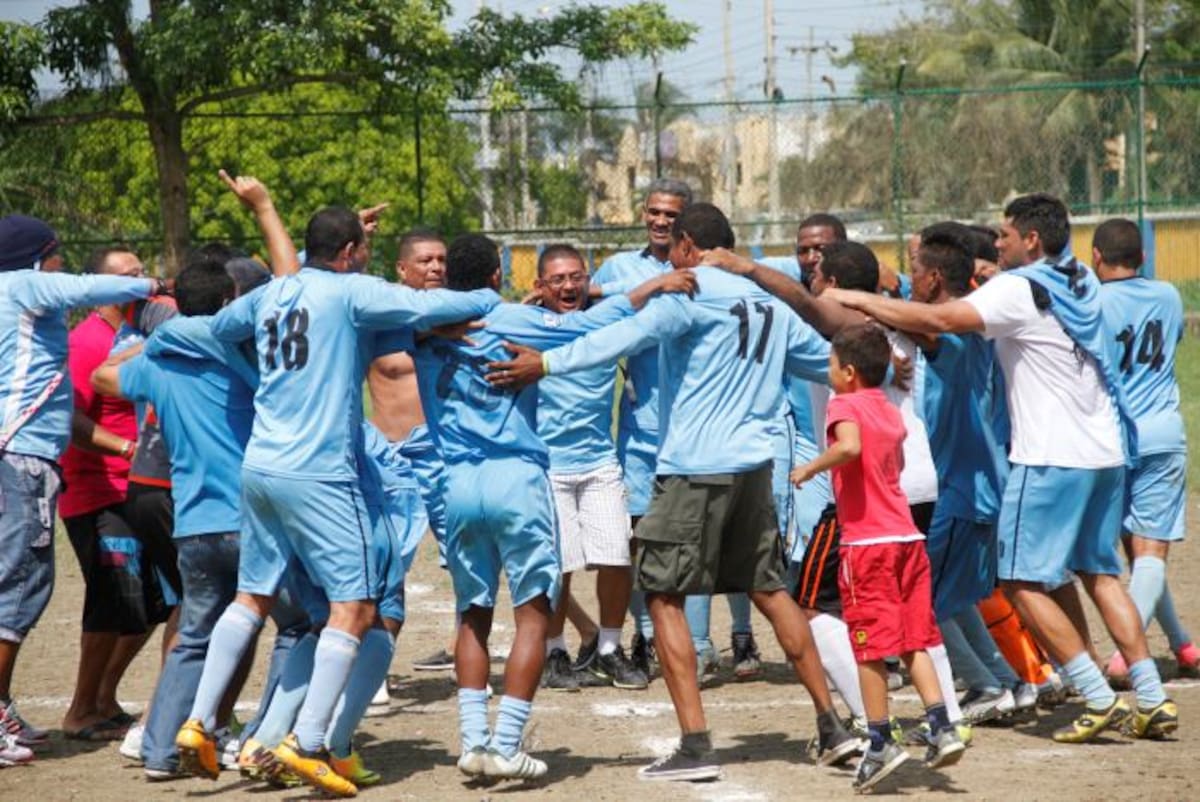 Jugadores de El Gallo celebran el título. ÓSCAR DÍAZ - EL UNIVERSAL
