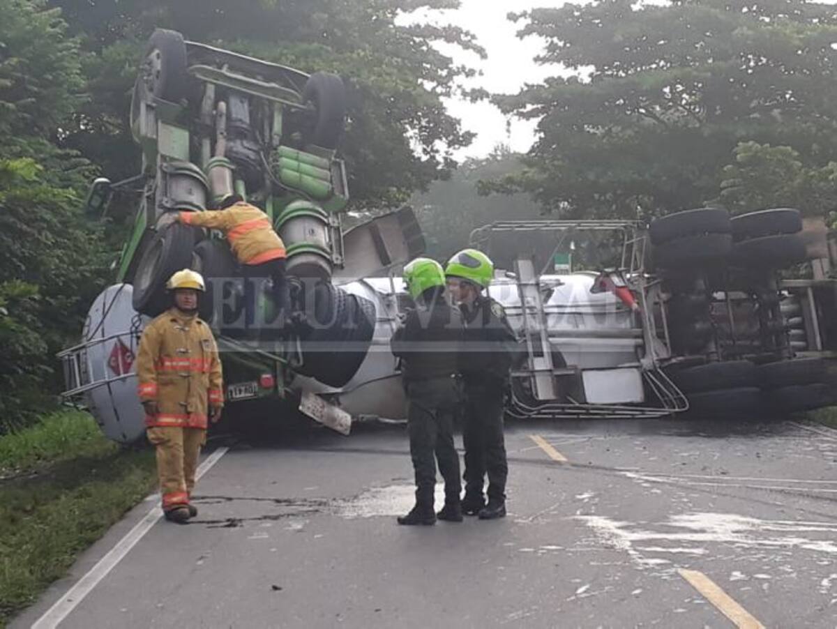 La emergencia ocurre a un kilómetro del peaje de Gambote. En el sitio está el Cuerpo de Bomberos de Arjona y la Policía de Carreteras. Julio Castaño/ El Universal