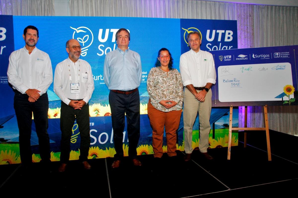 En el Hotel Las Américas se suscribió la alianza entre UTB, Promigas y Surtigas para la construcción del parque solar de esa universidad. De izquierda a derecha: Santiago Mejía, gerente general de Surtigas; Camilo Sánchez, presidente de Andesco; Alberto Roa Varelo, rector de la UTB; Beliza Janeth Ruiz, viceministra de Energía y Juan Manuel Rojas, presidente de Promigas. // AROLDO MESTRE - EL UNIVERSAL.