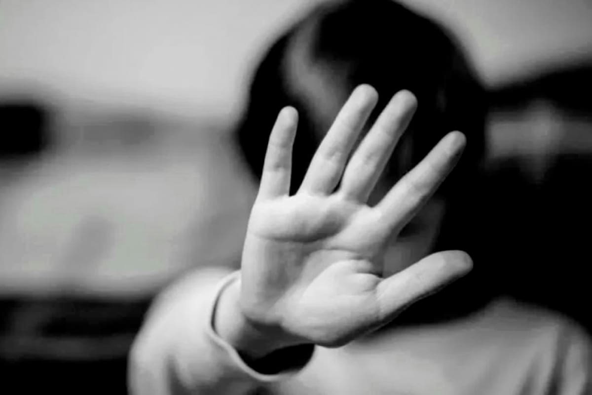 Abusó sexualmente de su hijo de 7 años cuando se lo dejaron en vacaciones