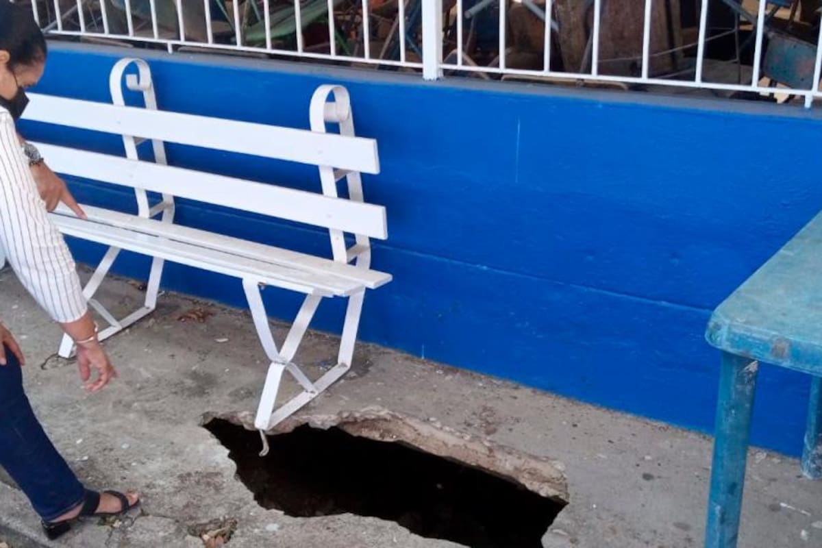Socavón tiene en riesgo a estudiantes de colegio en Turbaco
