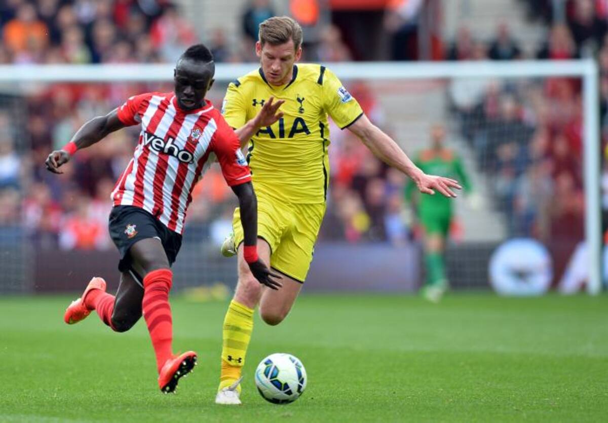 Jan Vertonghen disputa un balón con Sadio Mane en el partido entre Soutampton y Tottenham. AFP GLYN KIRK