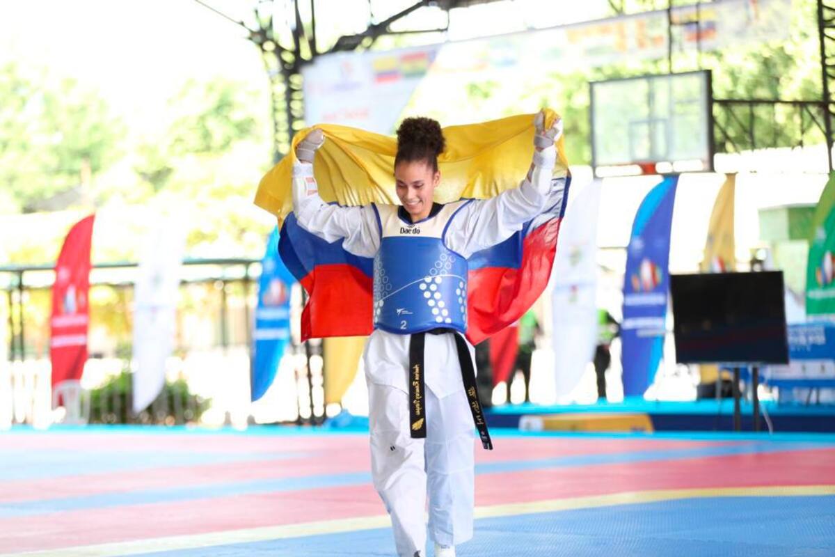 Andrea Ramírez celebra al ganar el oro en taekondo, 49 kilogramos. //coc