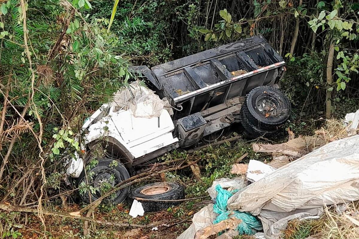 Aparatoso accidente de volqueta en Mamonal: así quedó el conductor