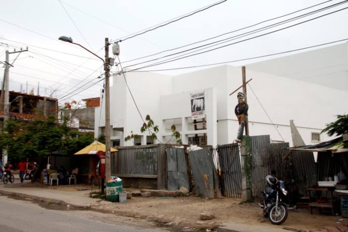La obra del Hospital de San Fernando continúa paralizada y con las señales de protesta de los vecinos en su fachada. Luis Aparicio