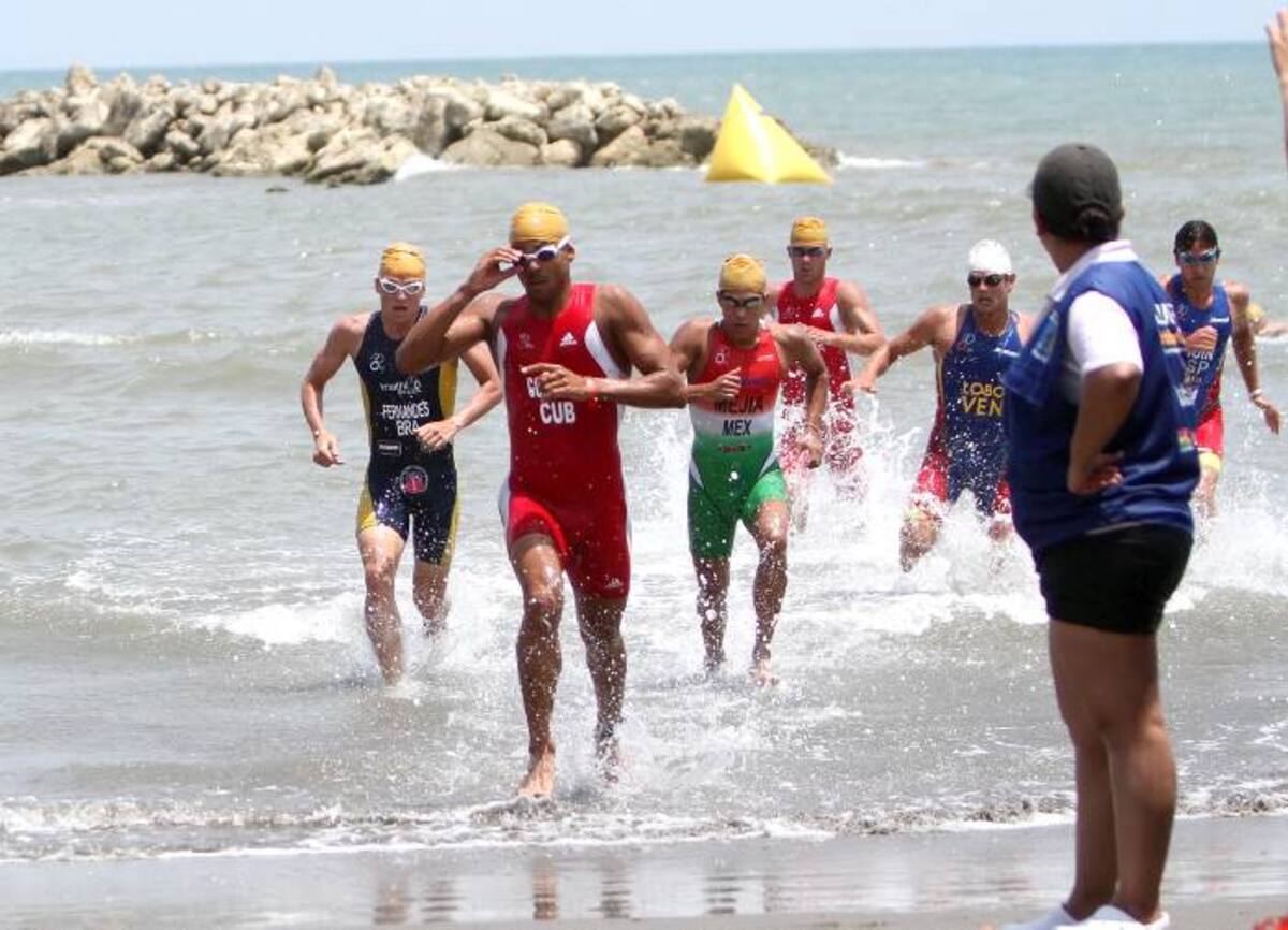 Nuevamente los triatletas de toda el país tendrán una dura prueba con la alta temperatura que hay por estos días en Cartagena. OSCAR DIAZ-EL UNIVERSAL