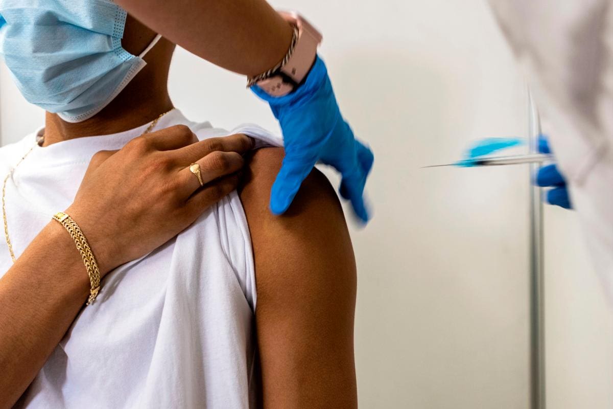 Vacuna COVID-19: ¿por qué algunas personas necesitan una dosis más?