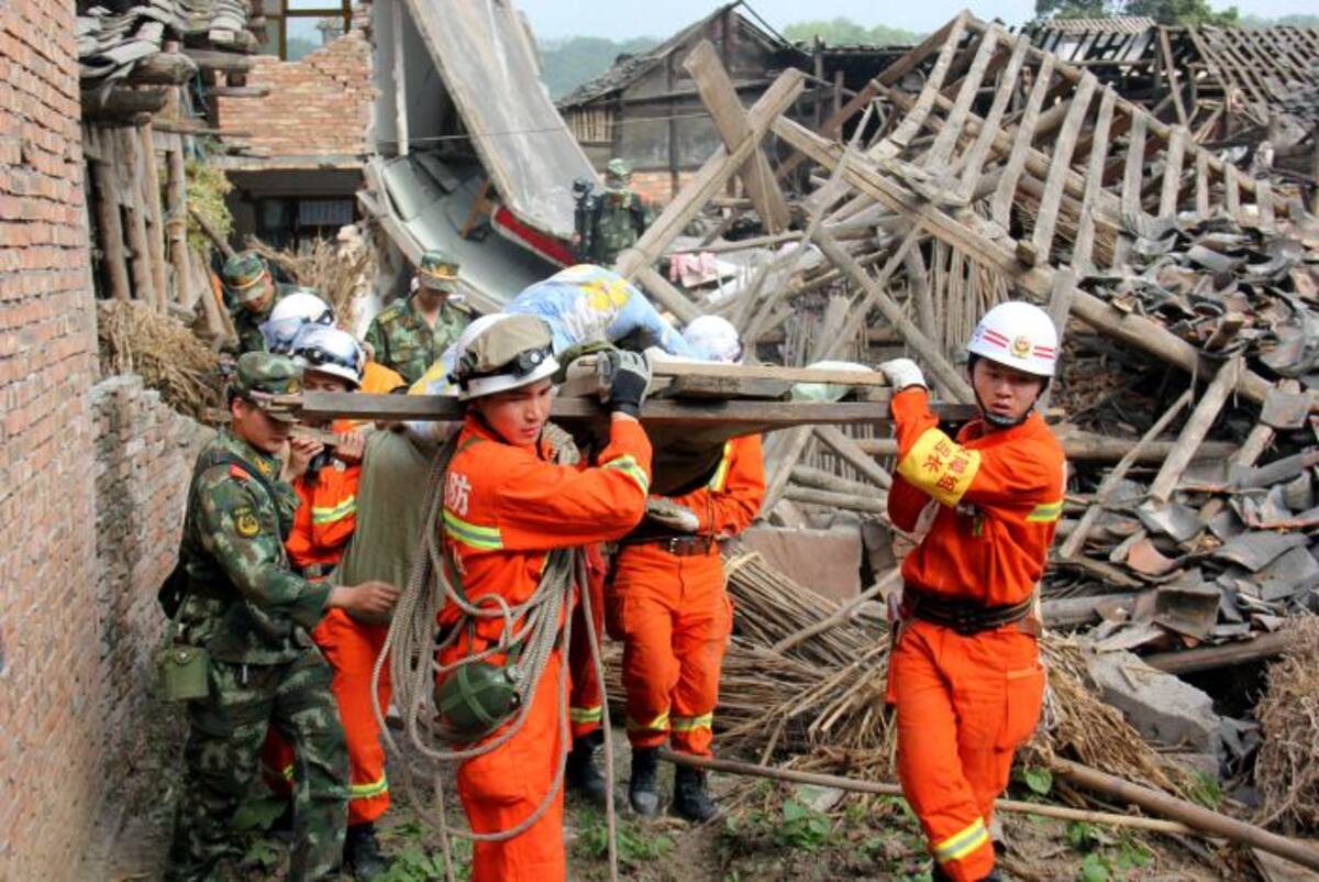 Bomberos y demás socorristas consiguieron extraer de los escombros de edificios hundidos a 91 personas con vida. AP Le Xiaoxuan