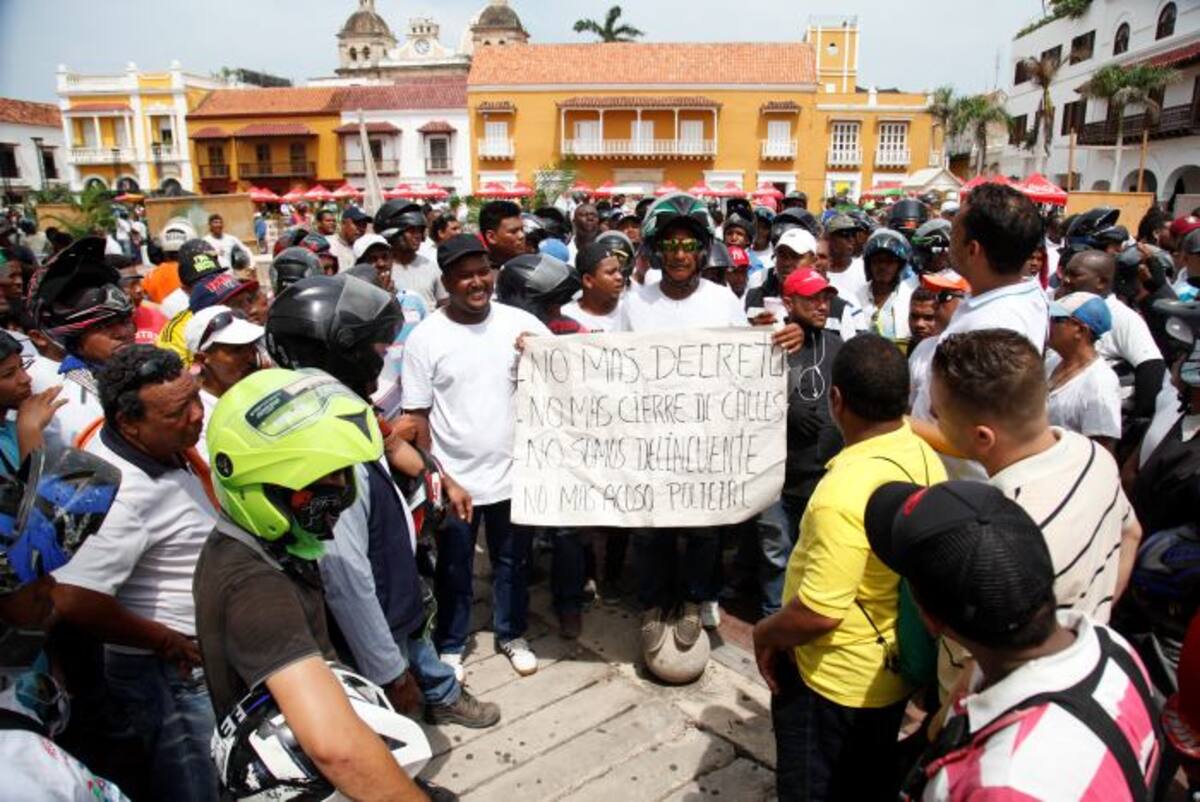 Los manifestantes lograron llegar a la Plaza de la Aduana buscando conversar con el alcalde Manolo Duque. foto luis aparicio