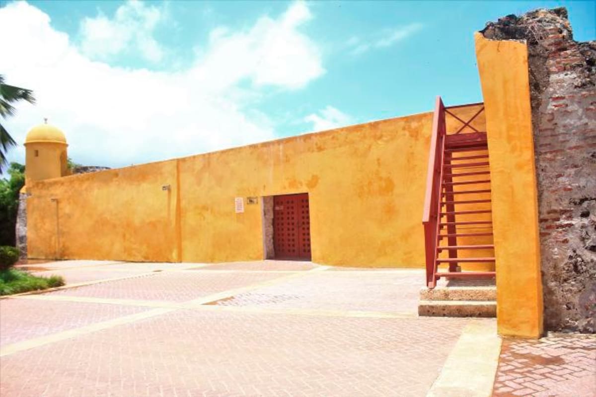 ¿Qué hay detrás de la pintura amarilla en algunos baluartes de Cartagena?