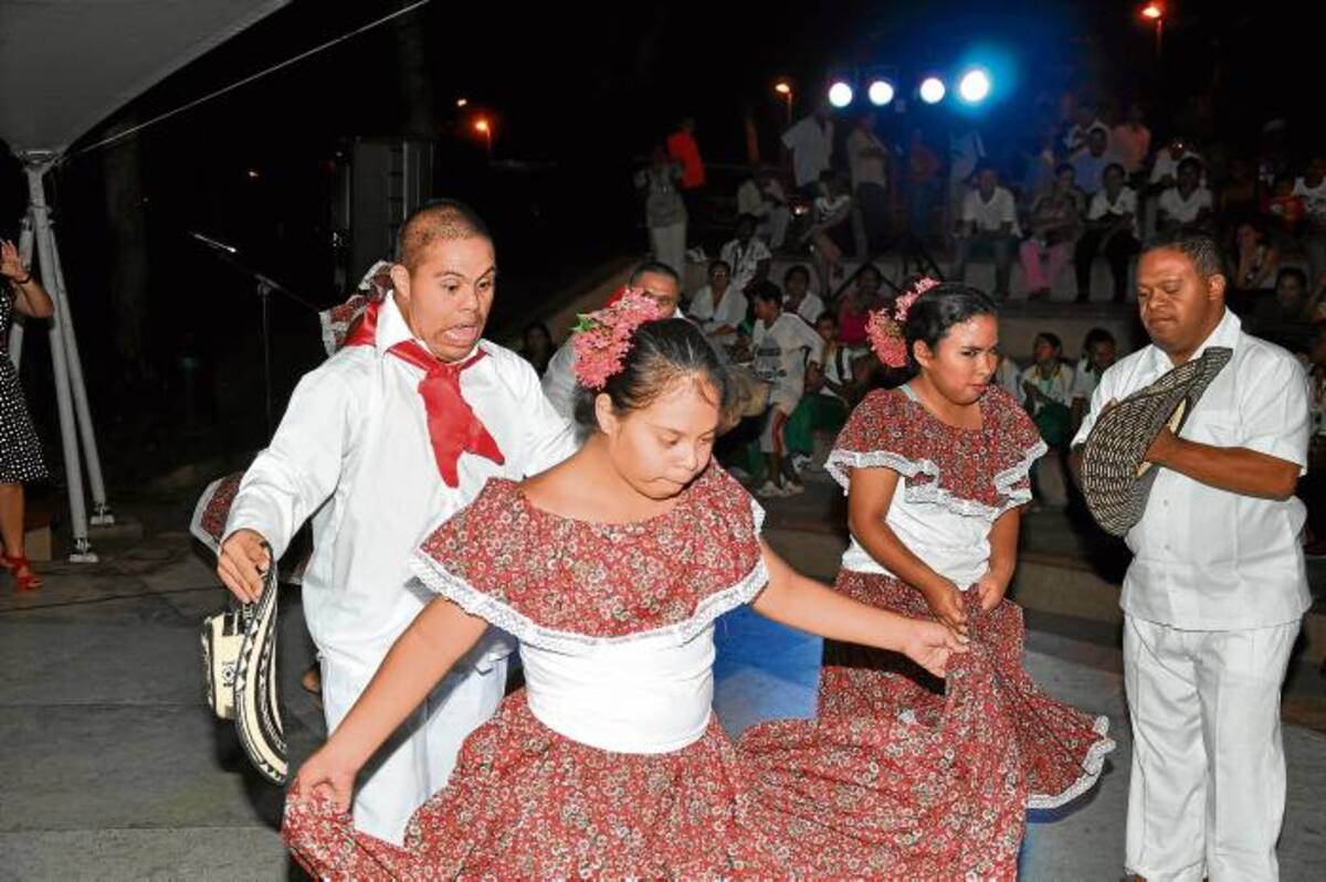 Varios deportistas especiales del departamento durante un acto folclórico en el teatrino de la Ronda del Sinú en montería.