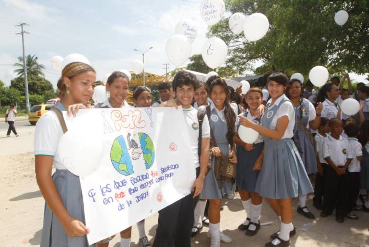 Los estudiantes del Inem se unieron a la conmemoración de la Semana por la Paz. JULIO CASTAÑO - EL UNIVERSAL