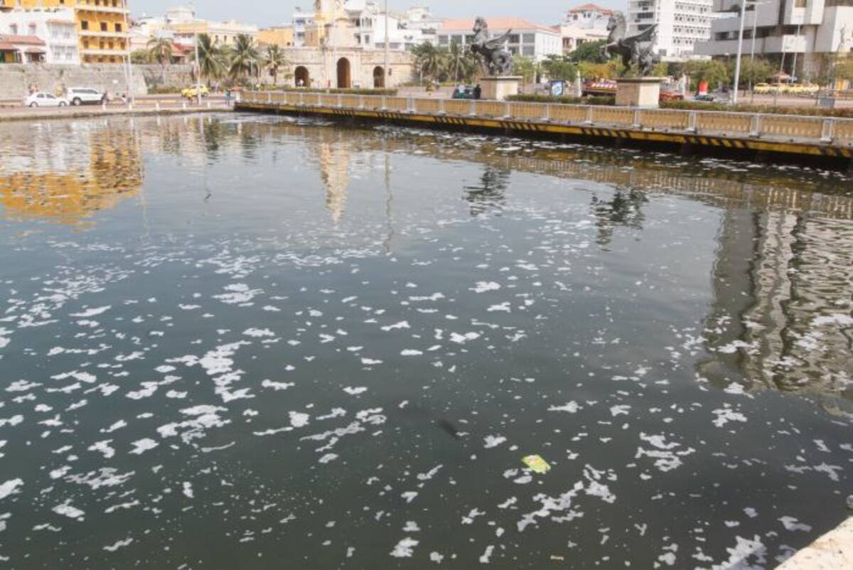 El muelle de Los Pegasos fue aseado el pasado domingo. El agua sucia cayó en la bahía de Las Ánimas.//Julio Castaño - El Universal Julio Castaño/ El Universal