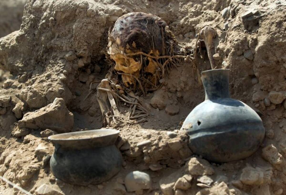 Las tumbas y elementos de cerámica hallados en terrenos de la Villa Deportiva Nacional (Videna), muy cerca del centro de Lima, pertenecen a dos culturas preincaicas que habitaron en la región, informaron arqueólogos que participaron en el descubrimiento. AP Martin Mejia