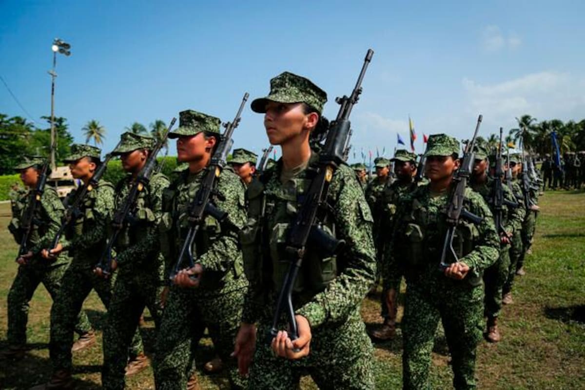 Se graduaron las primeras 60 mujeres infantes de marina de Colombia