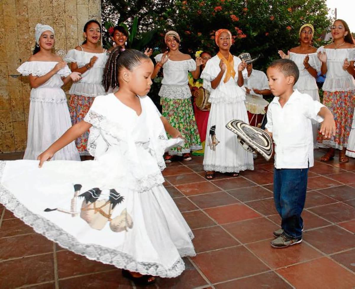 Lauren y Gerardo Jiménez, hermanos de Luz Gabriela bailando al son del bullerengue.