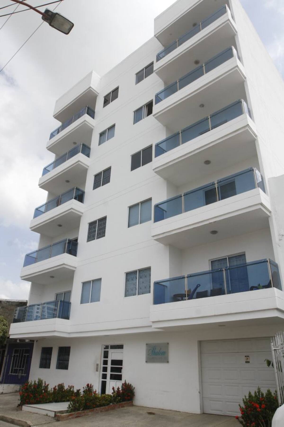 El Edificio Shalon, en el barrio El Recreo, es uno de los notificados con orden de riesgo. Julio Castaño- El Universal.