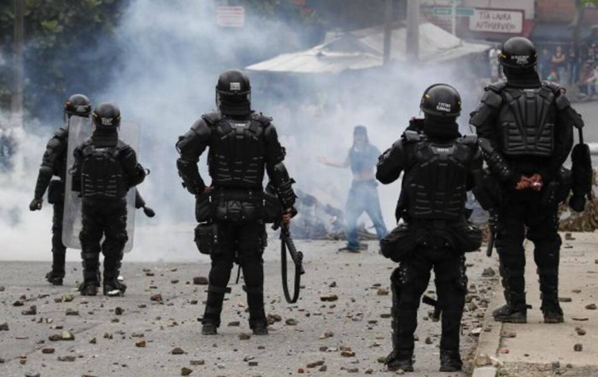 Los disturbios son entre un grupo de 60 estudiantes y el Escuadrón Móvil Antidisturbios (Esmad). Colprensa.