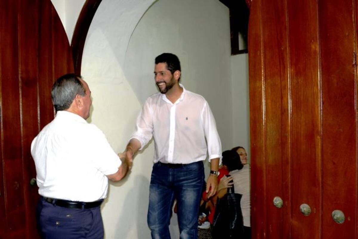 Carlos Otero, alcalde encargado de Cartagena dio la bienvenida protocolaria a quien será el nuevo alcalde, Dionisio Vélez. Cortesía