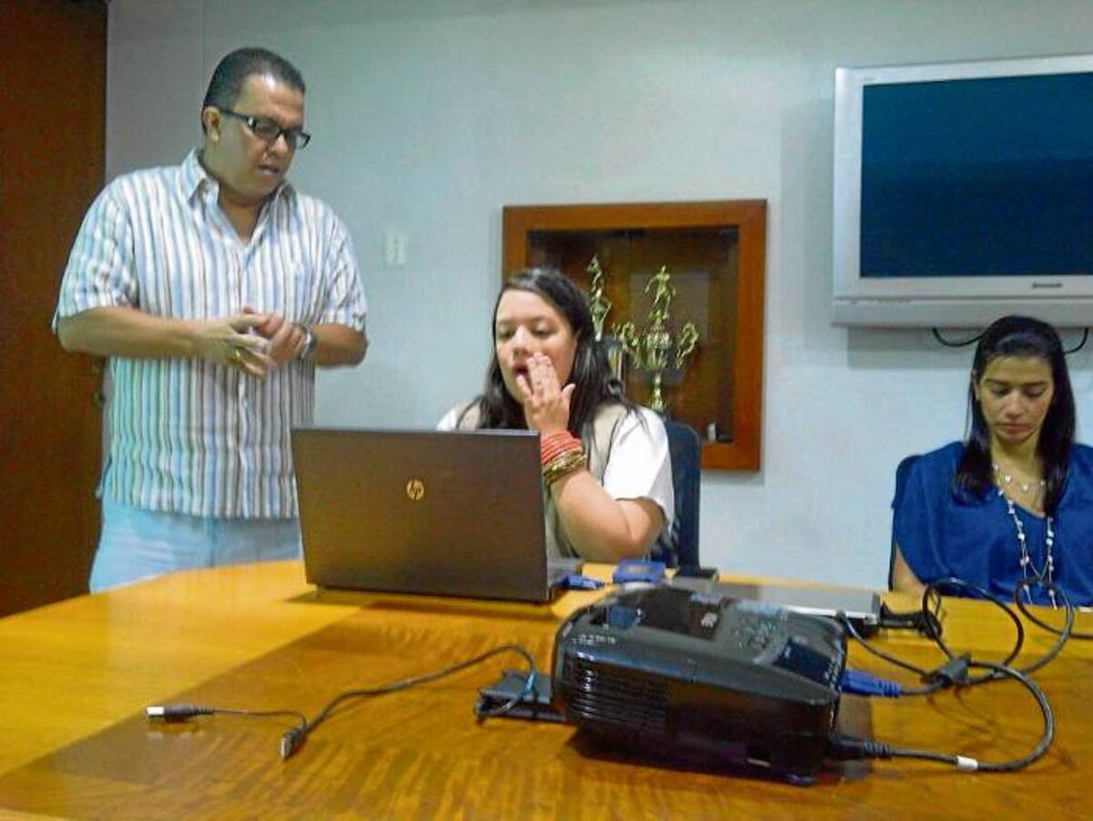 Luis Martínez, Lina Pineda y María Victoria Salleg, gestora social.