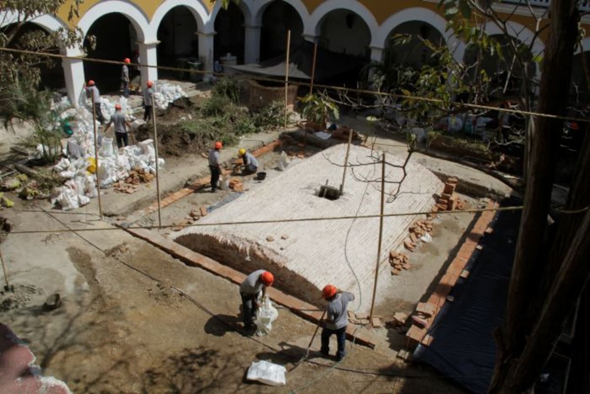 La parte superior del aljibe fue descubierta bajo una tarima en el centro del Claustro de La Merced. ARCHIVO