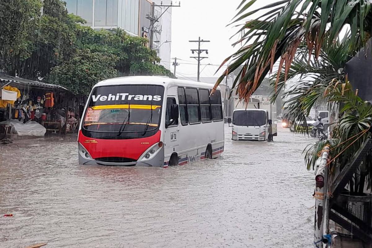 Llueve en Cartagena: calles inundadas, carros arrastrados y caos vehicular