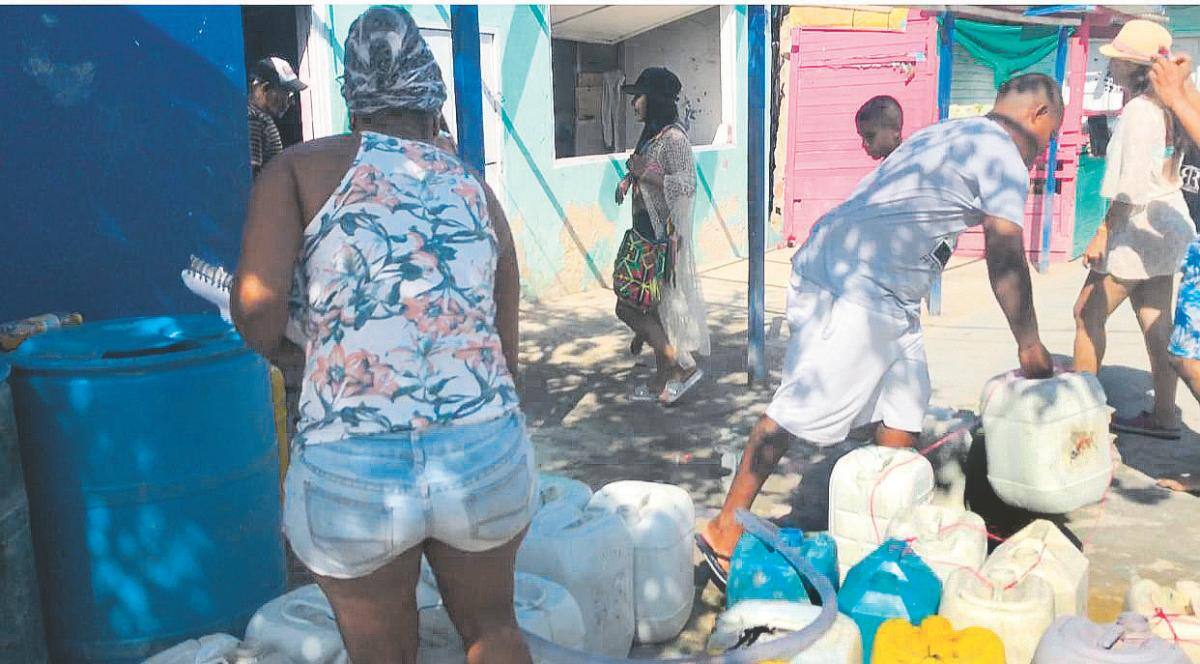 La falta de agua potable es uno de los problemas que más afecta a la comunidad de Santa Cruz del Islote. / Archivo