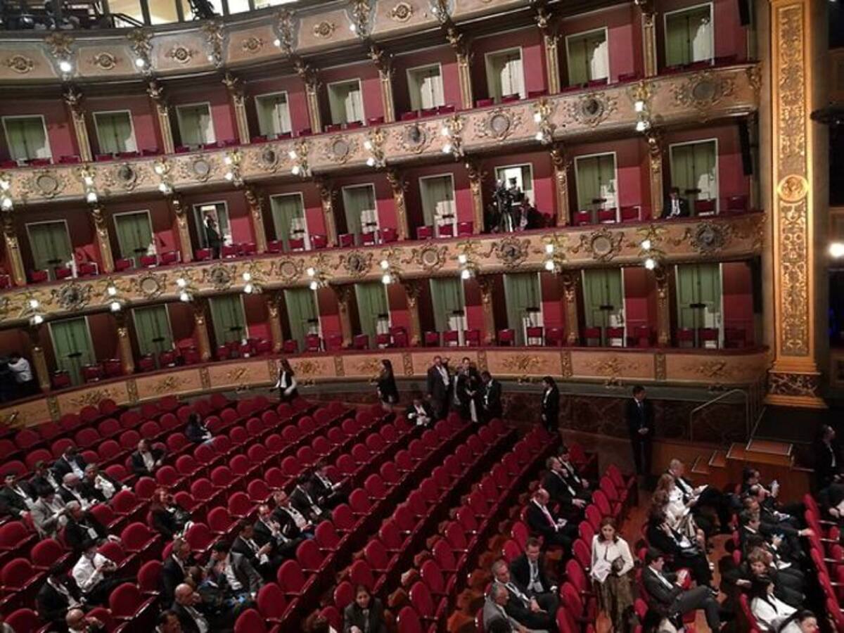 Desde las diez de la mañana, los invitados empezaron a entrar al Teatro Colón, donde hoy se firmará la paz entre el Gobierno y las FARC. COLPRENSA.