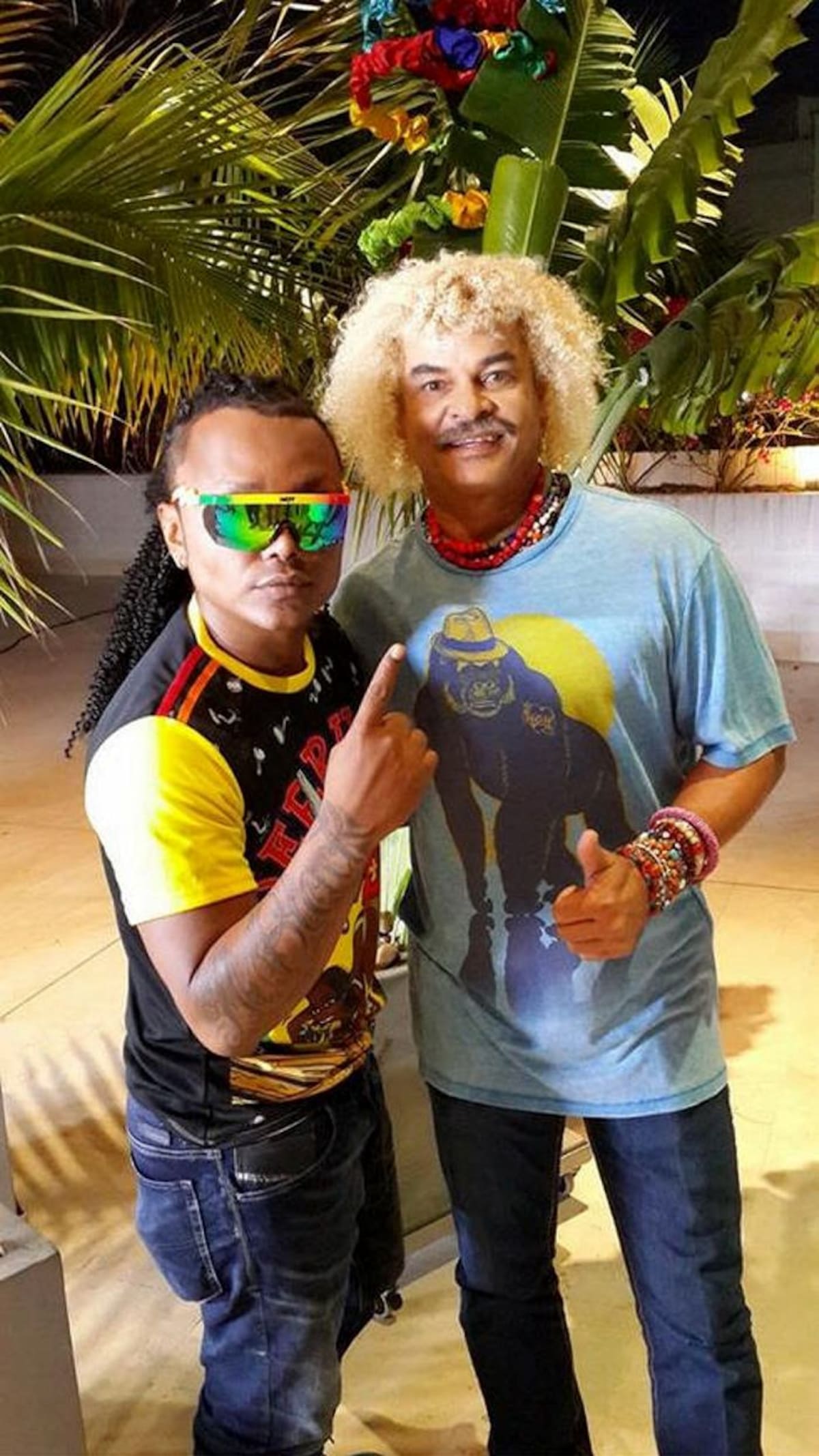 Esta champeta la han bailado políticos, artistas y futbolistas como Carlos El Pibe Valderrama (en la foto posando con el intérprete Mr. Black) que no se han resistido a su poderoso ritmo y se han lanzado a bailarla en público. Ahora es el turno para España donde medios tan prestigiosos como el diario Marca ya se han hecho eco. Archivo-Jorge Payares