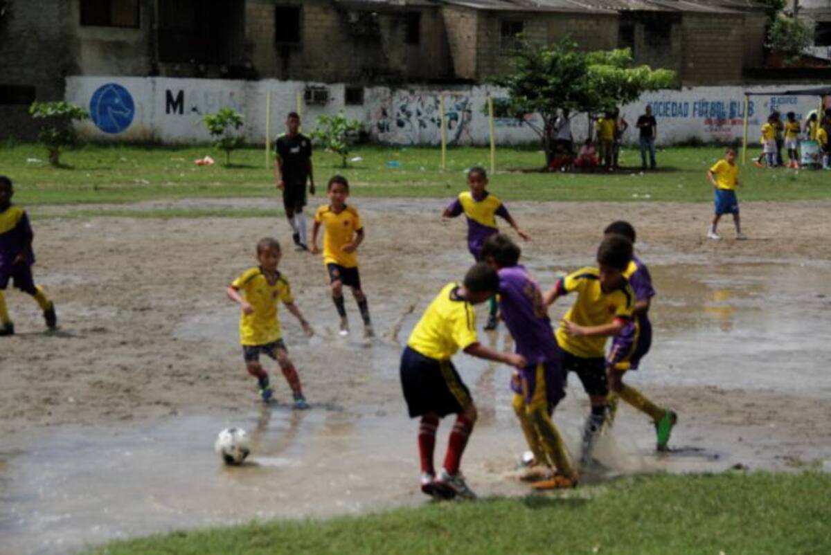 Atlantis (Amarillos) y Sociedad FC (morados) se enfrentaron en un amistoso. ÓSCAR DÍAZ - EL UNIVERSAL
