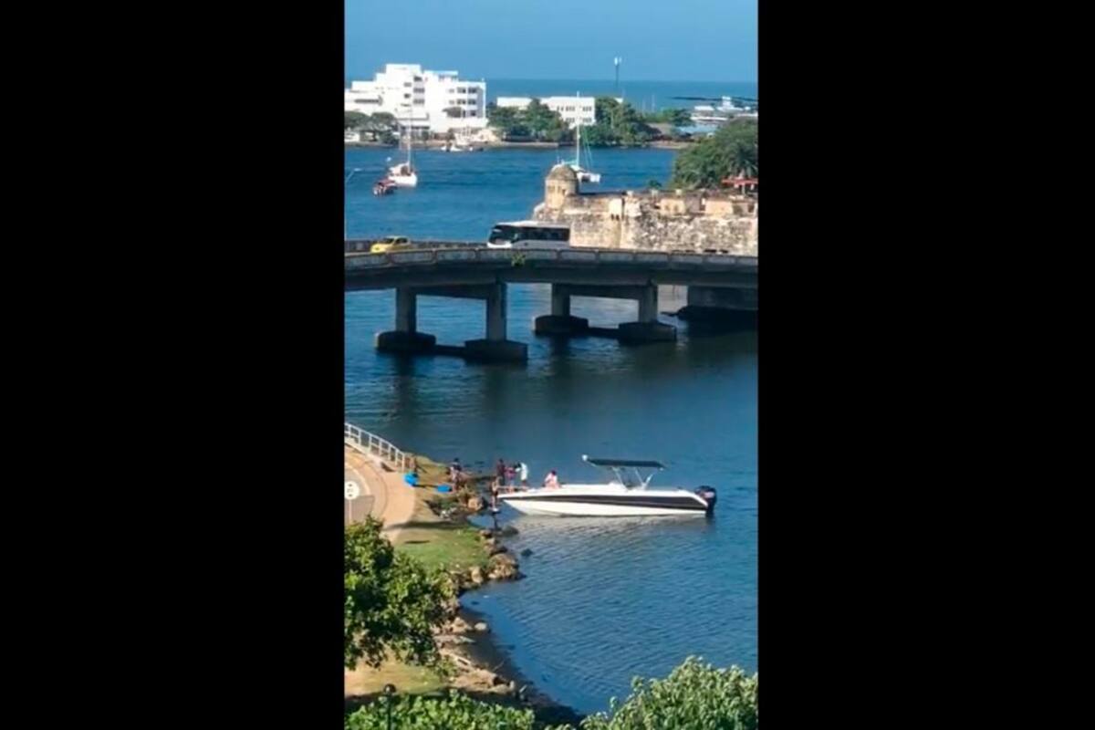 ¡Increíble! Lancha recoge pasajeros a un costado del puente Román