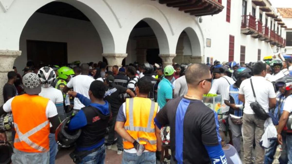 Mototaxistas en las afueras de la Alcaldía Mayor. Aroldo Mestre// El Universal