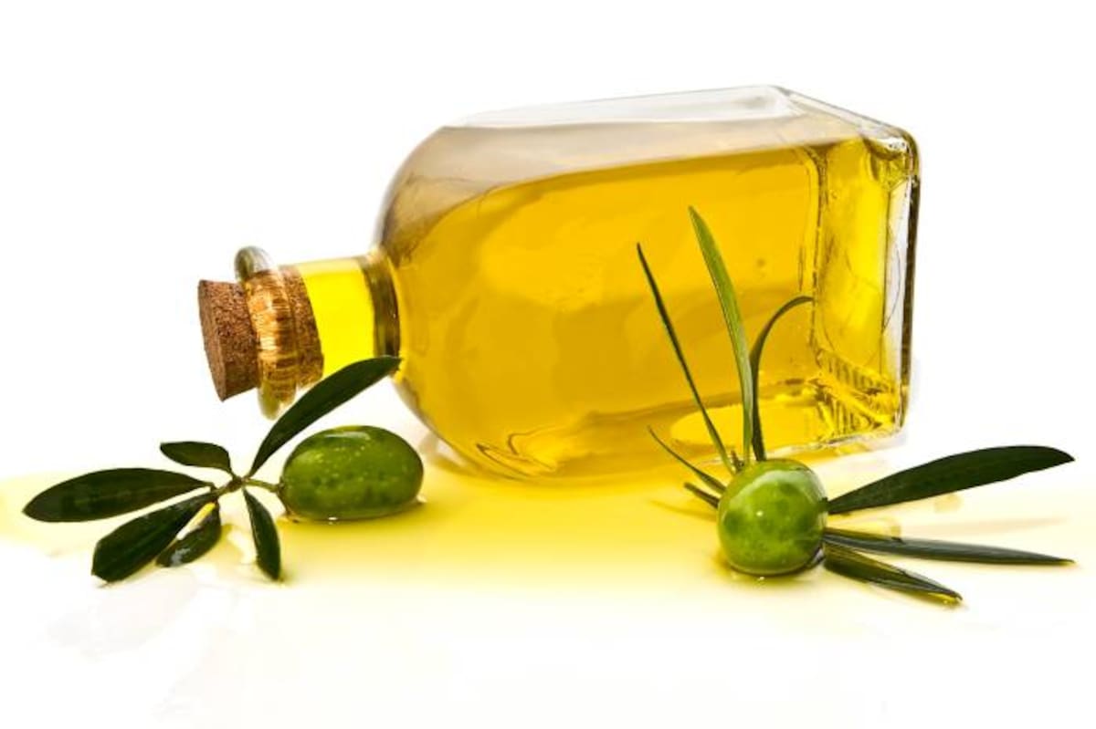 Los aceites vegetales contienen la grasa buena que requiere el organismo. Usados para freír, pierden muchas de sus propiedades, por eso son mejores como aderezo. 123 ROYALTY FREE