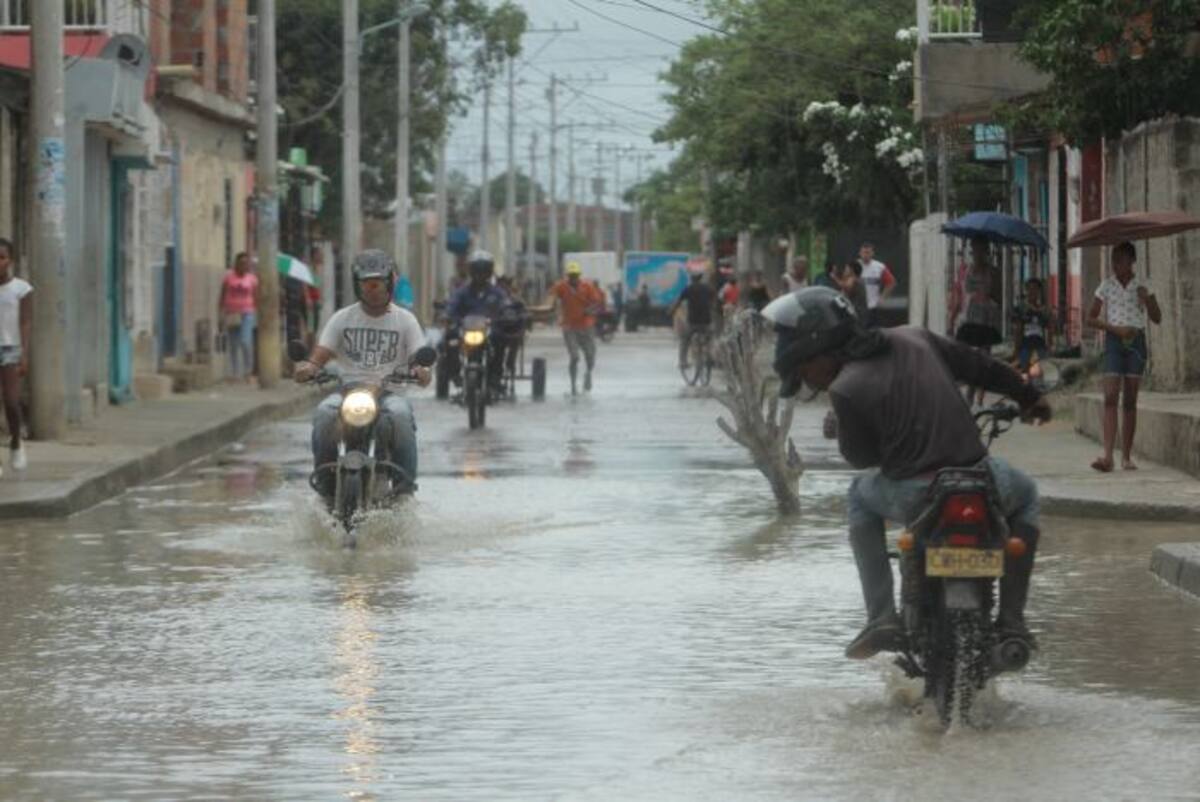 En Martínez Martelo, más exactamente en la Transversal 26 con Crisanto Luque, hay 3 huecos peligrosos en la esquina, en los cuales ya se han ido varios carros. ARCHIVO EL UNIVERSAL