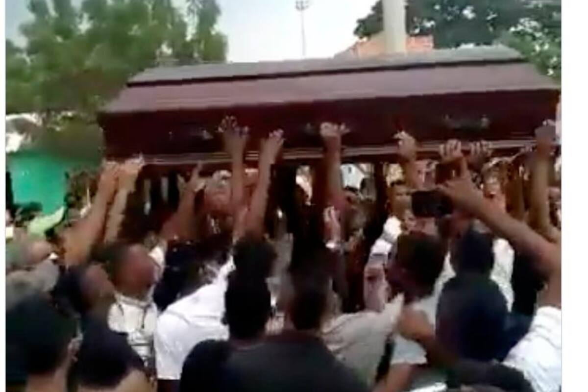 Hacen entierro masivo en el Atlántico a pesar de la cuarentena