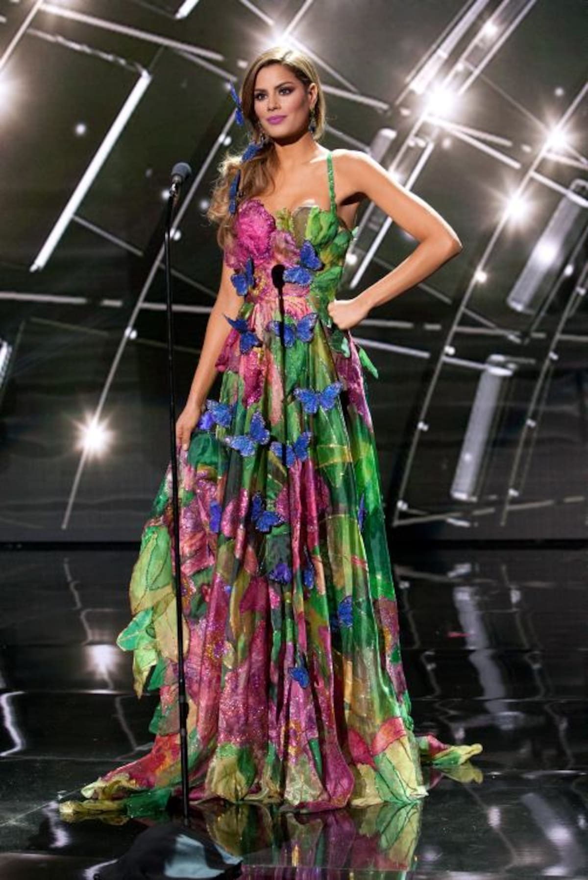 Ariadna, desfilando su traje típico. Fotos: Organización Miss Universo