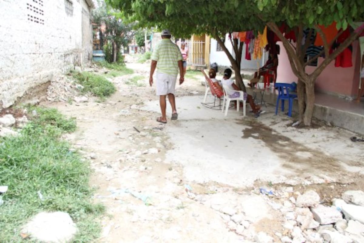 El barrio sólo tiene tres calles, de las cuales esta es la única aún sin pavimentar. FOTO AROLDO MESTRE-ELUNIVERSAL