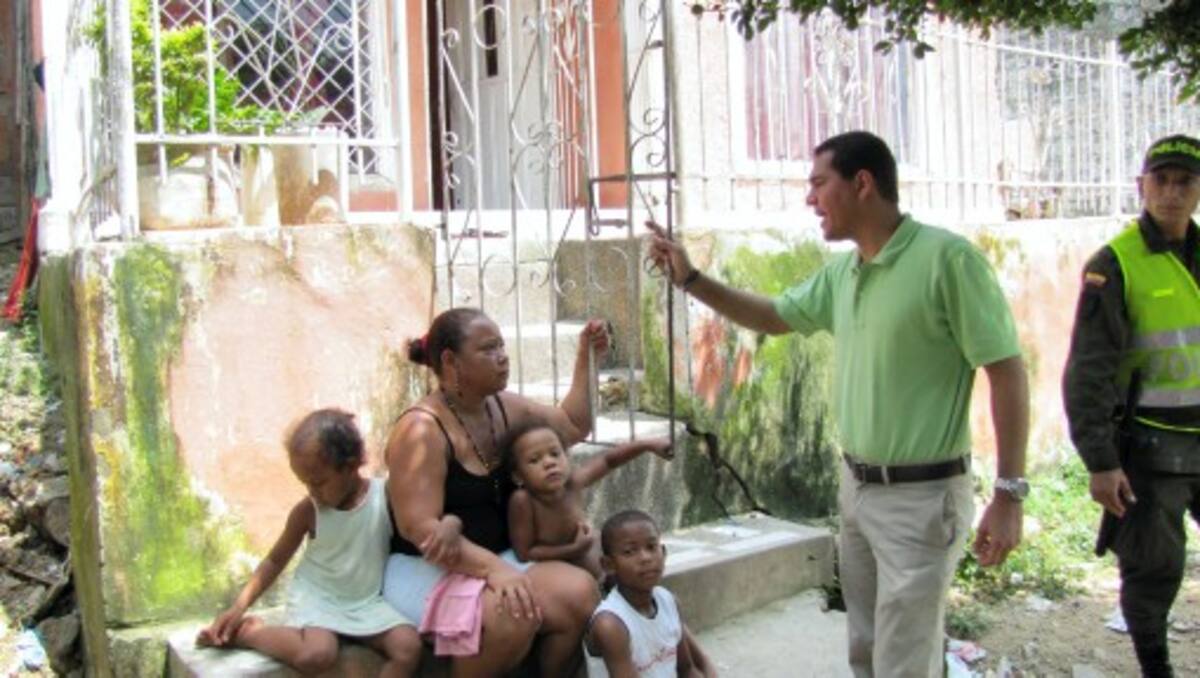 Carlos Crismatt, alcalde de la Calle, dialogó con las familias damnificadas de San Francisco. ANIBAL THERAN TOM-EL UNIVERSAL