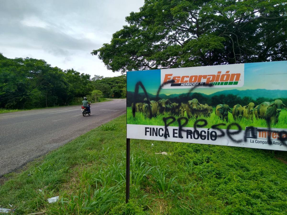 Avisos de fincas, entre Sincelejo y Tolú, también amanecieron con grafitis.//Manuel Santiago Pérez.