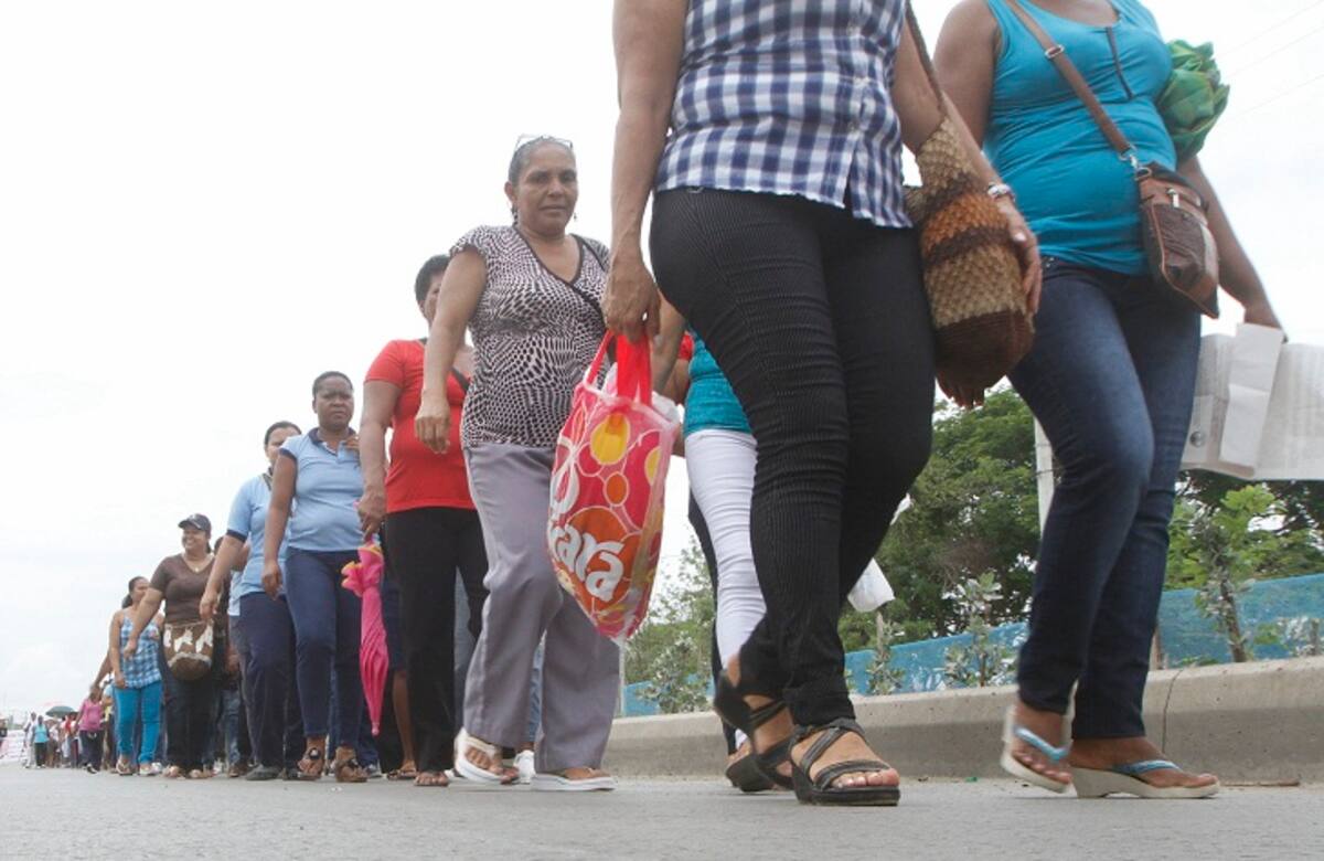 Las madres comunitarias de los hogares del ICBF marcharon en protesta contra el gobierno. JULIO CASTAÑO-EL UNIVERSAL