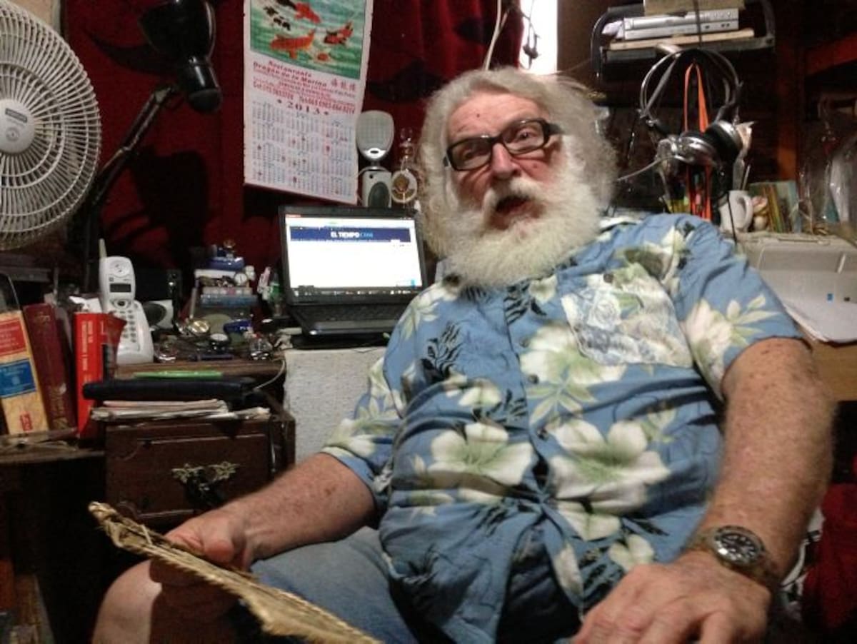 Generalmente se acuesta muy tarde escuchando jazz o leyendo el libro de Dalí ‘Rostros Ocultos’, y se levanta muy temprano.