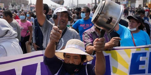 Gobierno de Perú decreta toque de queda en Lima por paro transportista