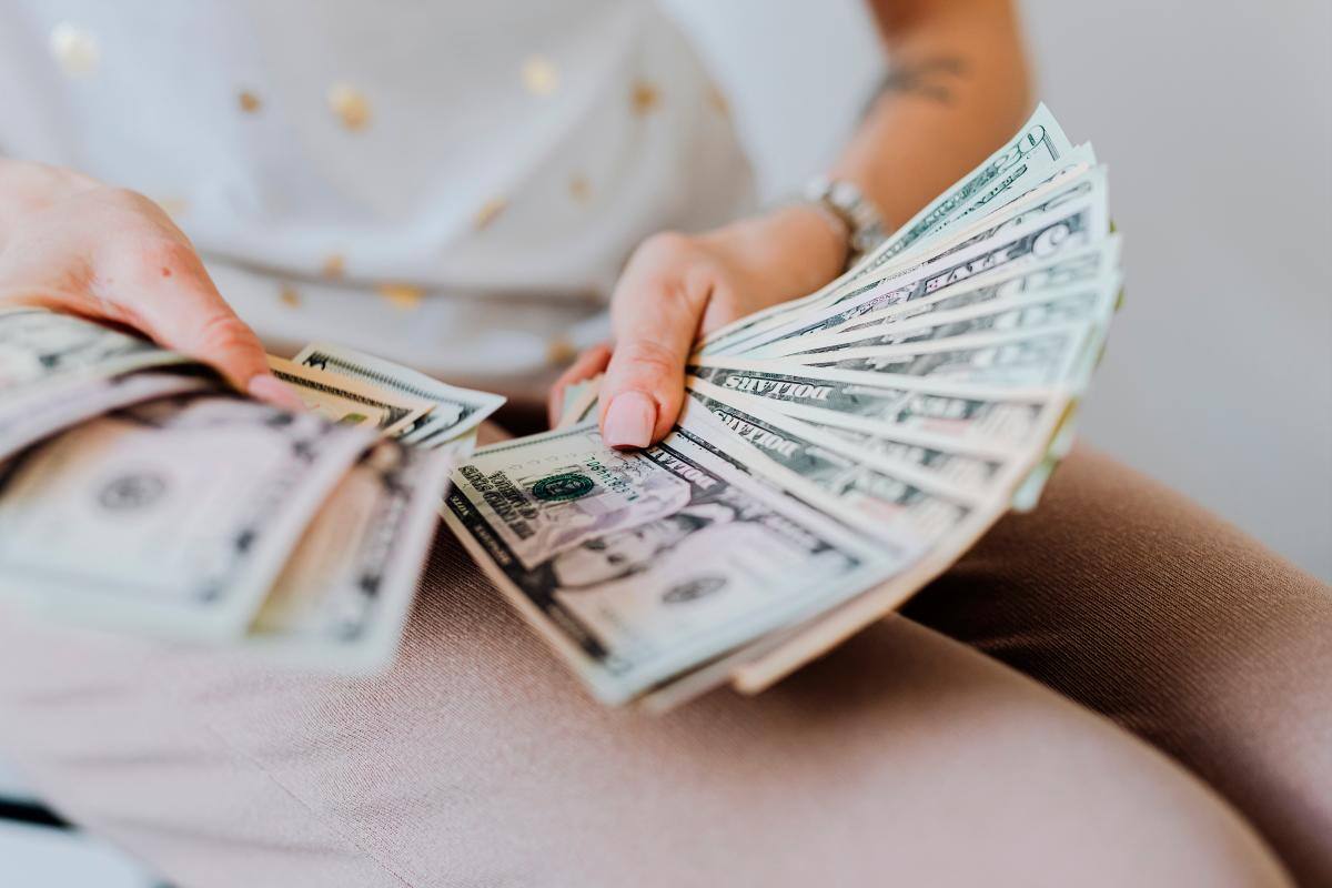 Así abrió el dólar este viernes: Temor a subidas de tasas de interés