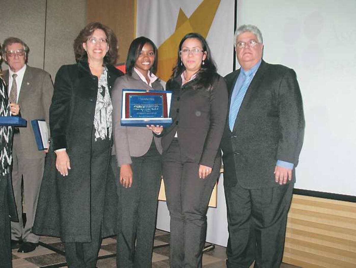 Durante la entrega del premio en Bogotá, aparecen en la foto la rectora, Patricia Martínez Barrios, el equipo de Onda, Belkis Vergara, Cristina Osorio y el decano de Ciencias Básicas Jorge Luis Muñiz Olite. Cortesía