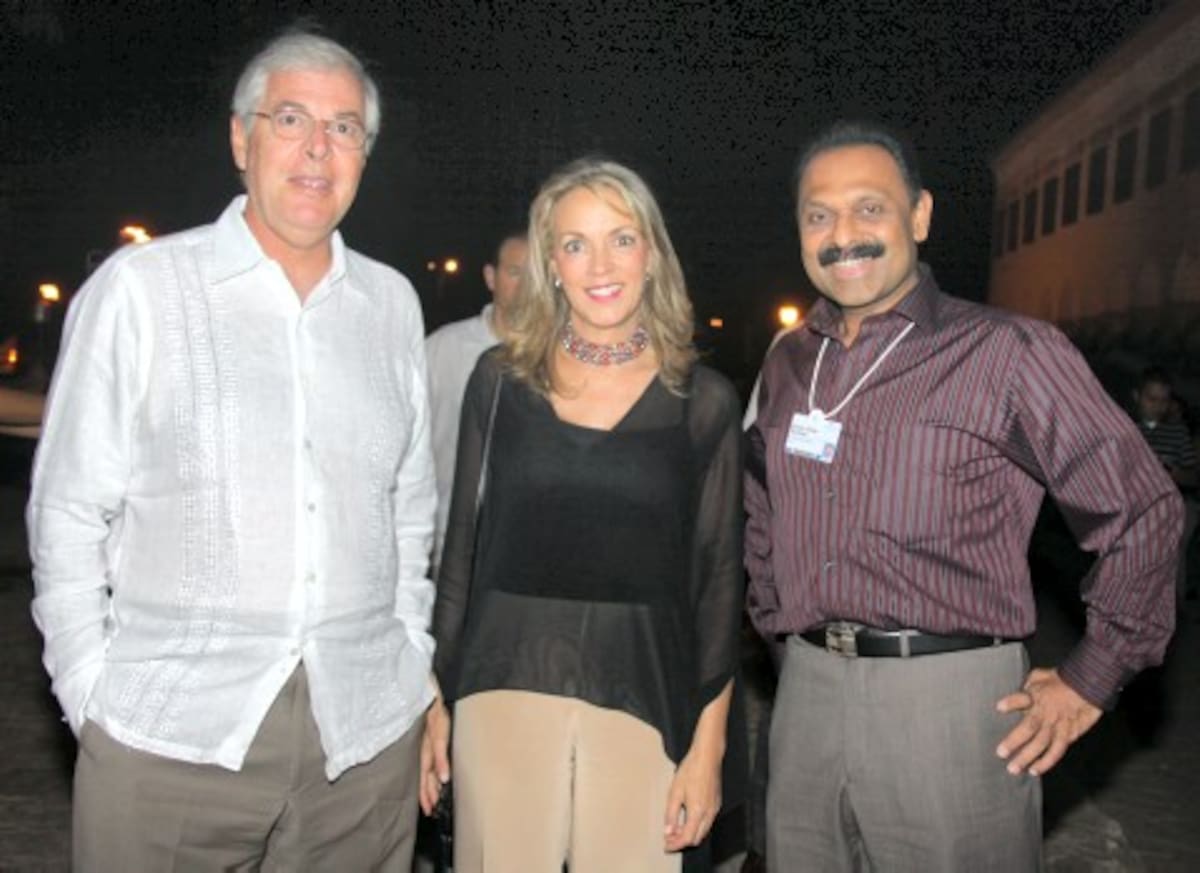 Carlos Enrique PiedrahÍta Arocha, presidente del grupo Nacional de Chocolates; María Emma Mejía y Kesav Sree Kumar.