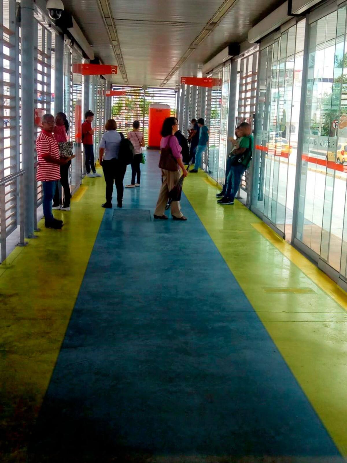 El proyecto consiste en demarcar con color amarillo la zona en la que deben esperar los usuarios que ingresarán a los buses y con azul las zonas de tránsito.//Cortesía