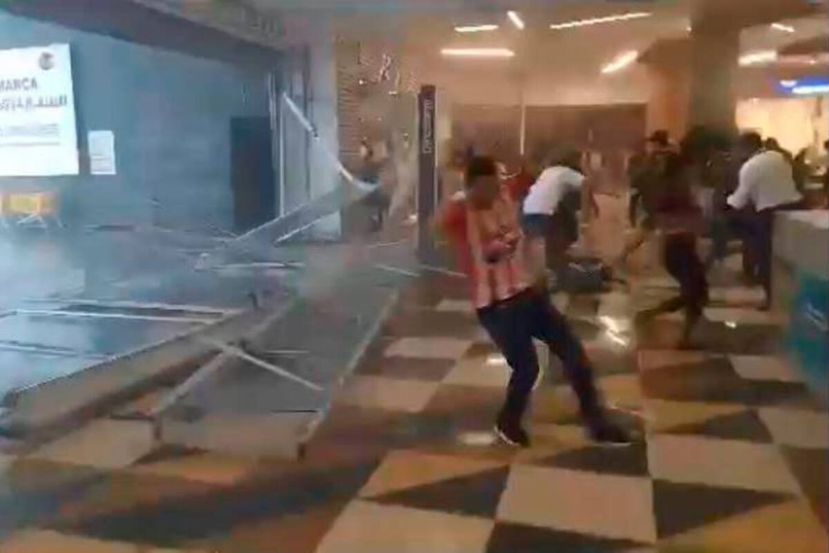 Video: Vientos tumban puerta de vidrio de centro comercial